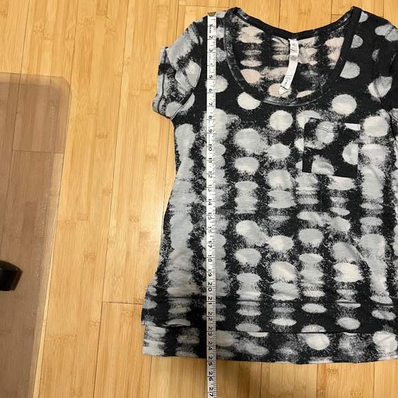Lululemon polka dot tee with front pocket - Picture 6 of 6